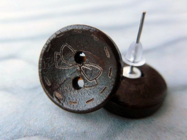 Holzknopf Ohrstecker mit Schleife Naht Gravur